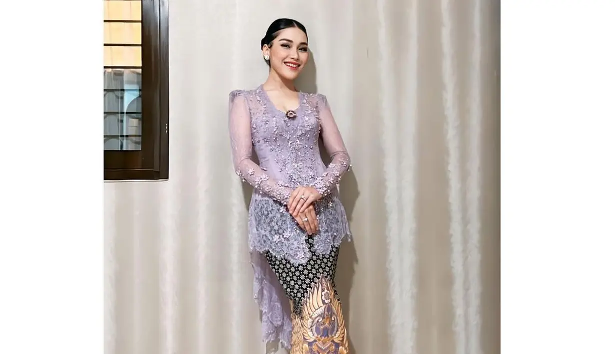 Ayu Ting-Ting tampil manis dengan kebaya modifikasi asimetrik berwarna lilac. Memadukan model kutubaru dan kebaya pendek, Ayu Ting-T.ng juga kenakan kain batik sebagai bawahan [@ayutingting92]