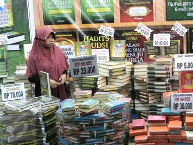 Pengunjung melihat buku yang hendak dibeli pada pameran Islamic Book Fair 2016 di Jakarta, Selasa (1/3). Ratusan penerbit meramaikan pameran buku keislaman terbesar di Indonesia itu dengan penawaran diskon mulai dari 20%-80%. (Liputan6.com/Angga Yuniar)