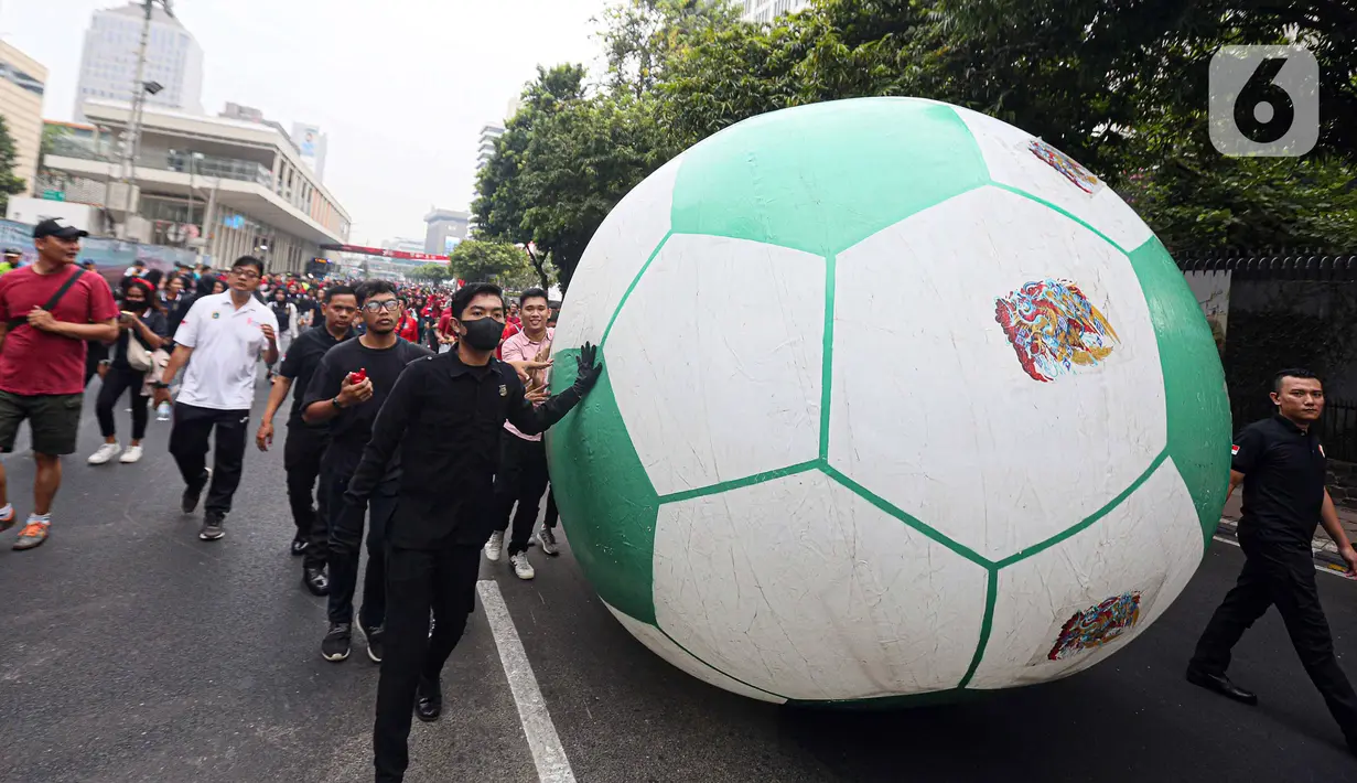 Menteri BUMN yang juga Ketua Umum PSSI Erick Thohir berharap euforia Trophy Experience Piala Dunia U-17 2023 ini akan menular ke wilayah penyelenggara lainnya. (Liputan6.com/Faizal Fanani)