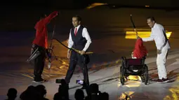 Presiden Indonesia, Joko Widodo, bersama penyandang disabilitas memanah tugu saat pembukaan Asian Para Games di SUGBK, Jakarta, Sabtu (06/10/2018). Acara tersebut dimeriahkan dengan aksi para penyandang disabilitas. (Bola.com/M Iqbal Ichsan)
