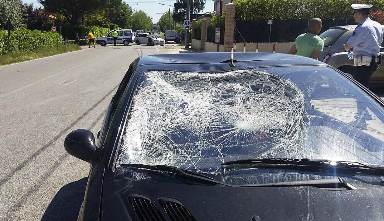 Mobil dengan kaca pecah yang terlibat dalam insiden kecelakaan dengan Nicky Hayden pada Rabu (17/5/217) di Rimini, Italia. (EPA/Tommaso Torri)