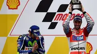 Valentino Rossi (kiri) bersama juara MotoGP Malaysia 2016 Andrea Dovizioso (kanan). (MANAN VATSYAYANA / AFP)