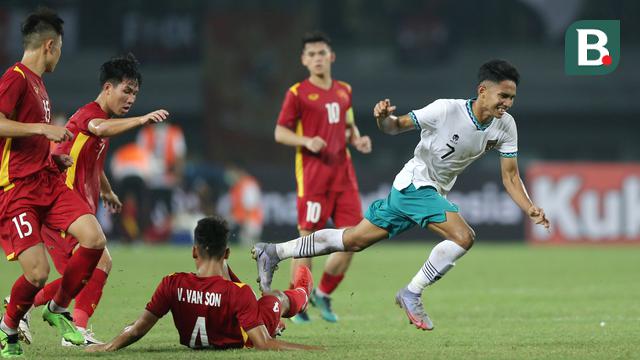 Foto: Aksi Dansa Marselino Ferdinan dan Ronaldo Kwateh Yang Membuat Vietnam Kerepotan