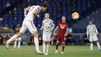 Striker Manchester United, Edinson Cavani melepaskan sundulan yang berbuah gol kedua timnya ke gawang AS Roma dalam laga leg kedua semifinal Liga Europa 2020/2021 di Olimpico Stadium, Roma, Kamis (6/5/2021). Manchester United kalah 2-3 dari AS Roma. (AP/Alessandra Tarantino)
