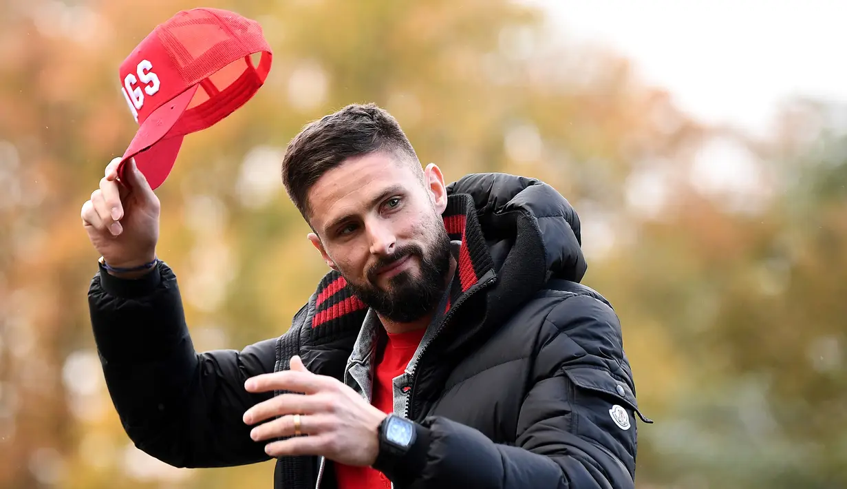 Penyerang Olivier Giroud melepas topinya saat tiba di tempat pelatihan tim nasional Prancis Prancis di Clairefontaine en Yvelines (11/11/2019). Prancis akan bertanding melawan Moladavia dan Albania pada kualifikasi Piala Eropa 2020. (AFP Photo/Franck Fife)