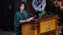 Menteri Kesehatan Nina Moelok menyampaikan pandangan akhir pemerintah saat Rapat Paripurna di Kompleks Parlemen, Senayan, Jakarta, Rabu (13/2). Agenda utama rapat untuk pengambilan keputusan terhadap RUU Kebidanan. (Liputan6.com/JohanTallo)
