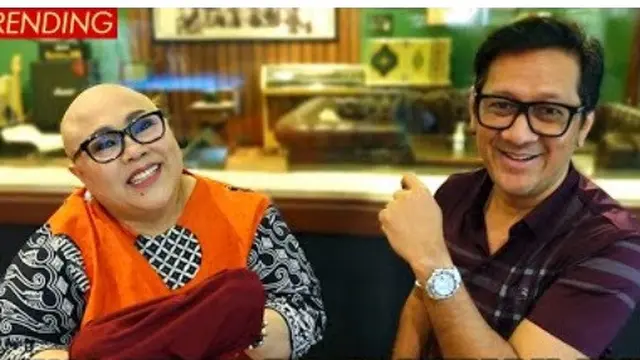 Nunung tunjukkan kepala botaknya pada Andre Taulany (Foto: youtube Taulany TV)