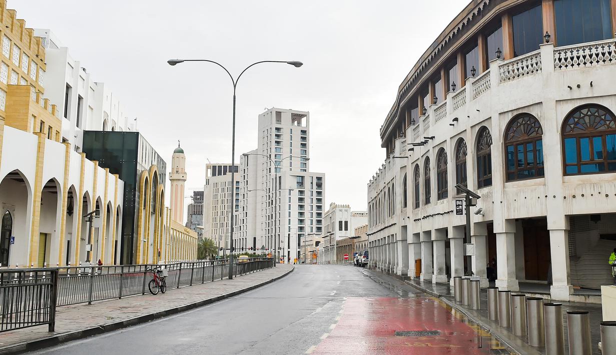 Situasi jalan yang kosong di tengah pandemi COVID-19 di Doha, ibu kota Qatar, (13/4/2020). (Xinhua/Nikku)