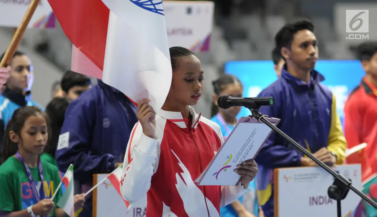 Perwakilan atlet membacakan sumpah dan janji atlet saat pembukaan Kejuaraan Junior Senam Artistik Asia ke-15 di Istora Senayan, Jakarta, Rabu (25/4). Di ajang ini, Indonesia menurunkan 10 atlet, lima putra dan lima putri. (Liputan6.com/Helmi Fithriansyah)