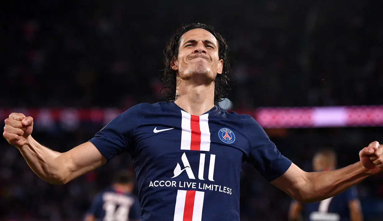 <p>Edinson Cavani. Paris Saint Germain (PSG) harus mengeluarkan 64,5 juta euro atau setara Rp1 triliun untuk mendatangkan striker Uruguay ini dari Napoli di awal musim 2013/2014. Usai 7 musim dan tampil dalam 301 laga dengan torehan 200 gol dan 43 assist serta mempersembahkan 6 gelar Ligue 1, PSG justru melepasnya ke Manchester United di awal musim 2020/2021 dengan status bebas transfer saat kontraknya berakhir. (AFP/Franck Fife)</p>
