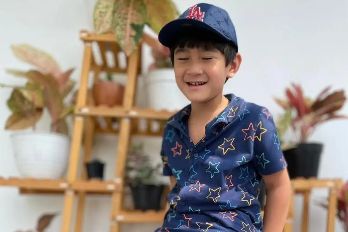 Gaya Rafathar Saat ke Sekolah Curi Perhatian, Harga Outfitnya Capai Jutaan