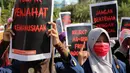 Massa membawa poster saat menggelar aksi di depan Istana Negara, Jakarta, Kamis (3/9/2015). Massa menolak kedatangan Presiden Mesir Abdel Fatah Al Sisi ke Indonesia terkait pelanggaran HAM dan demokrasi di Mesir. (Liputan6.com/Faizal Fanani)