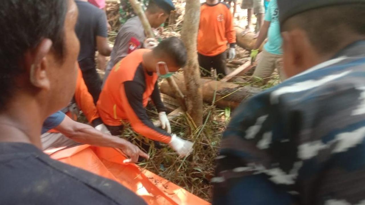 Tinjau Korban Banjir & Longsor Luwu, Risma Minta Segera Ada Solusi untuk Mata Pencarian Warga