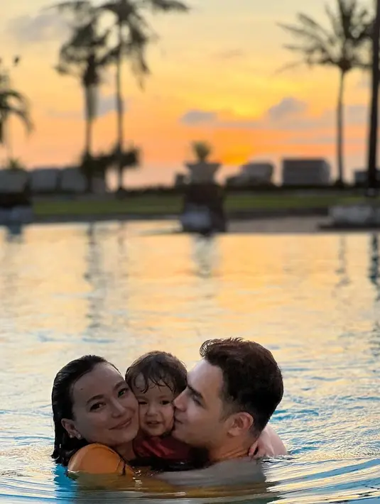 Sebagai informasi, Asmirandah melahirkan Chloe Emanuelle Van Wattimena pada 25 Desember 2020 lewat bedah cesar, setelah menanti momongan lebih dari 7 tahun. Kala itu, Chloe lahir dengan berat 3.340 kg dan panjang 48 cm. Nama lengkap si kecil memiliki makna indah yakni putri yang bersinar karena Tuhan beserta kita. Rumah tangga keduanya adem ayem sepi gosip. (Foto: Dok. Instagram @asmirandah89)