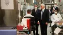 Wakil Presiden AS, Mike Pence mengunjungi laboratorium pengujian molekuler di Mayo Clinic di Rochester, Minnesota, Selasa (28/4/2020). Pence mengunjungi salah satu pusat penelitian virus corona itu tanpa mengenakan meskipun ada aturan internal wajib bermasker di fasilitas tersebut. (AP/Jim Mone)