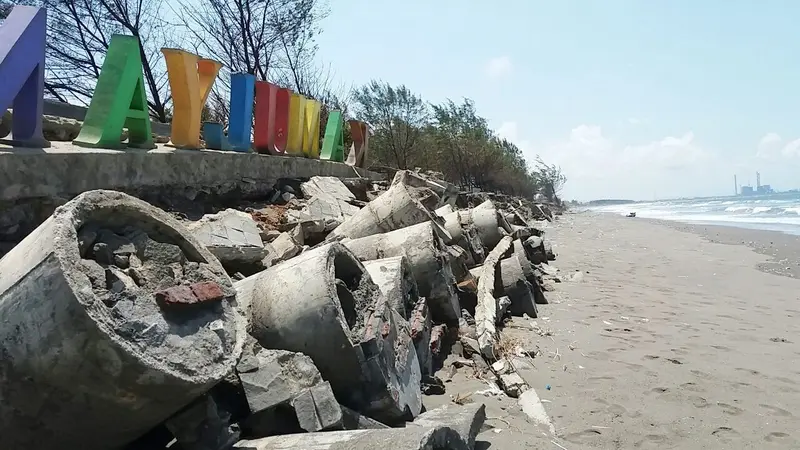 Pantai Kamulyan porak poranda usai dihantam gelombang tinggi. (Foto: Liputan6.com/Muhamad Ridlo).