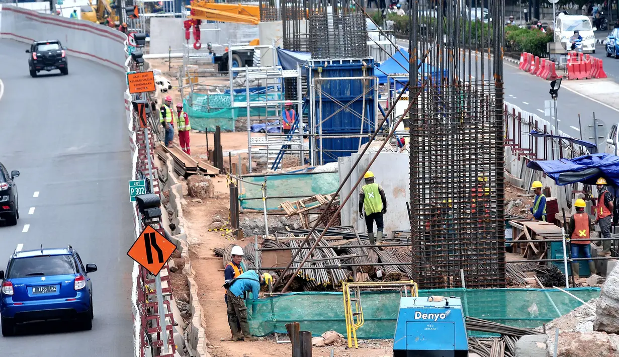 Sejumlah pekerja menyelesaikan pembangunan LRT Jabodebek di kawasan Kuningan, Jakarta, Selasa (26/9). Selama pelaksanaan proyek tidak dilakukan penutupan jalan, hanya pembatasan dan pengaturan lalu lintas. (Liputan6.com/Helmi Afandi)