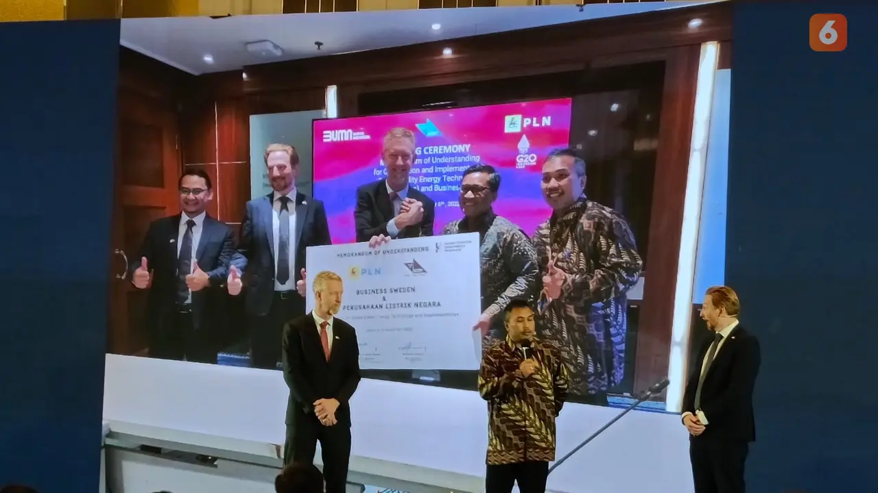 Perwakilan PLN dan Perwakilan Team Sweden menunjukkan Mou yang terkait energi berkelanjutan dalma acara SISP 2022, Selasa (6/12/2022).