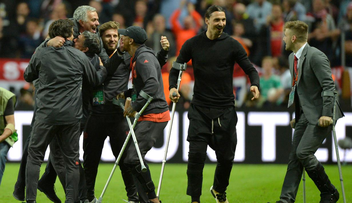 Zlatan Ibrahimovic menggunakan tongkat (2kiri) bersama rekan-rekannya merayakan kemenangan timnya atas Ajax pada final Liga Europa di Friends Arena, Stockholm, Swedia, (24/2017). MU 2-0.  (EPA/Peter Powell)