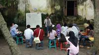 Sejumlah mahasiswa belajar bahasa Inggris di Kampung bahasa Pare, Kediri, Jatim, Kamis (17/2). Kampung ini memiliki sekitar 175 lembaga kursus bahasa asing.(Antara)