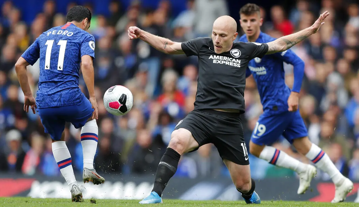 Pemain Brighton & Hove Albion, Aaron Mooy, berusaha merebut bola dari pemain Chelsea, Pedro, pada laga Premier League di Stadion Stamford Bridge, Sabtu (28/9). Chelsea menang 2-0. (AP/Frank Augstein)
