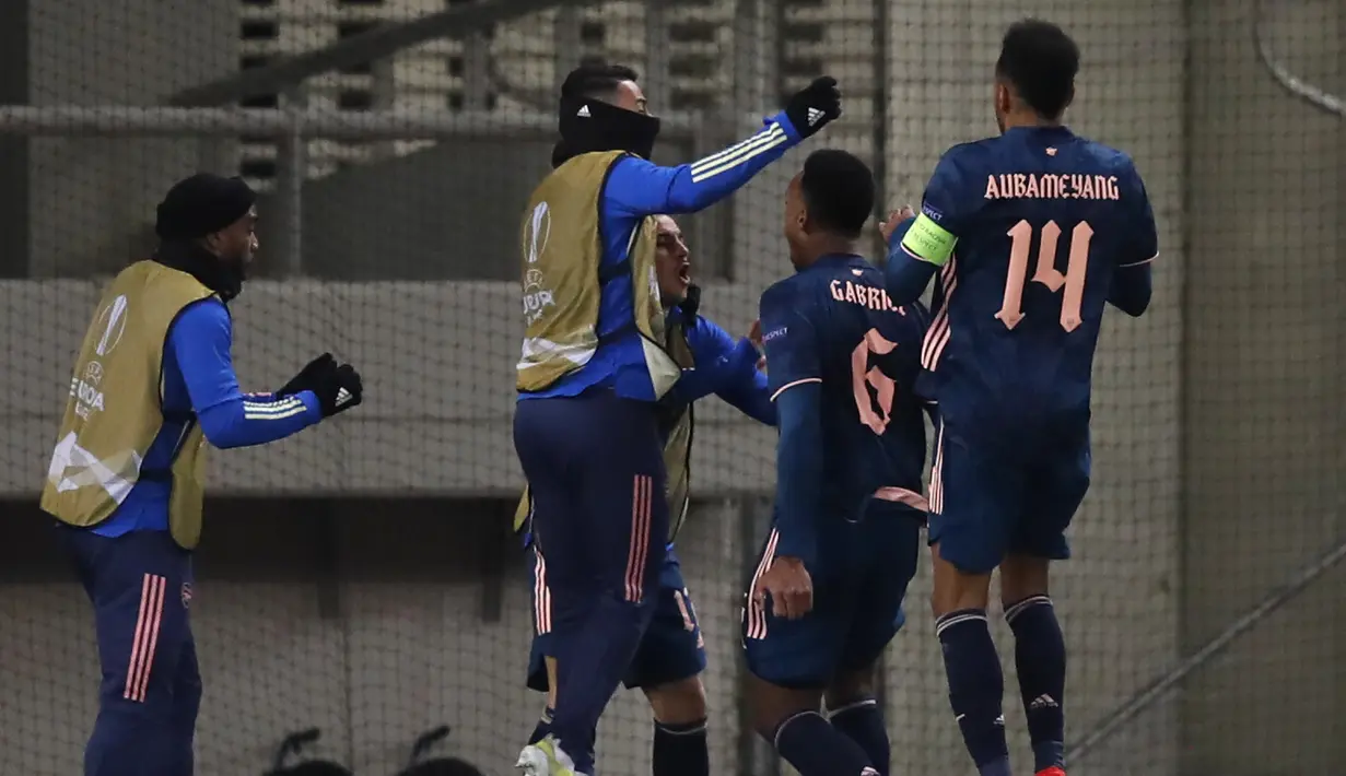 Bek Arsenal, Gabriel Arsenal (kedua kanan) berselebrasi bersama rekan setimnya setelah mencetak gol ke gawang Olympiakos pada pertandingan leg pertama babak 16 besar Liga Europa di stadion Georgios Karaiskakis, Athena, Jumat (12/3/2021). Arsenal menang atas Olympiakos 3-1. (AP Photo/Thanassis Stavra