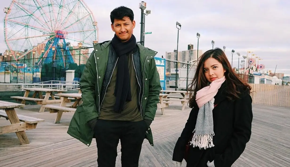 Selanjutnya, saat bersama sang kekasih ini gaya Tasya terlihat sangat simple. Ia memakai baju hangat berwarna hitam dengan scarf di leher yang berwarna pink dan abu-abu. Lucu banget kan? (Instagram/tasyakamila)