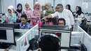 Peserta Puteri Muslimah Asia 2018 melihat ruangan monitoring Komisi Penyiaran Indonesia (KPI), Jakarta, Jumat (4/5). Kunjungan tersebut untuk mengenalkan peserta Puteri Muslimah Asia lebih dekat tugas dan tanggung jawab KPI. (Liputan6.com/Faizal Fanani)