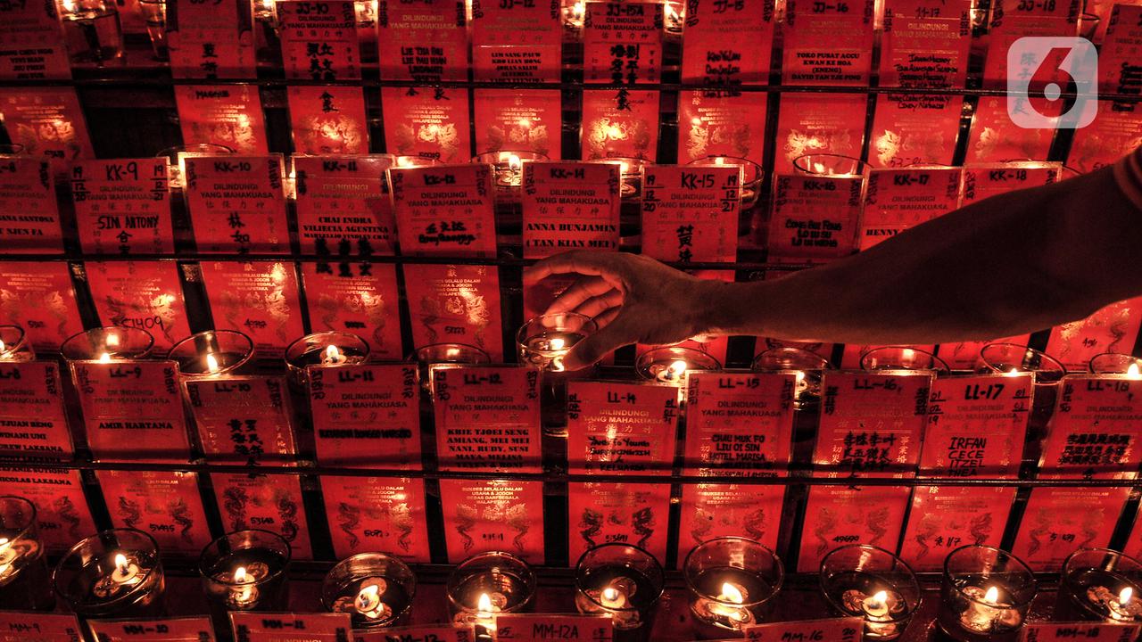 FOTO: Sembahyang Malam Imlek di Masa Pandemi COVID-19