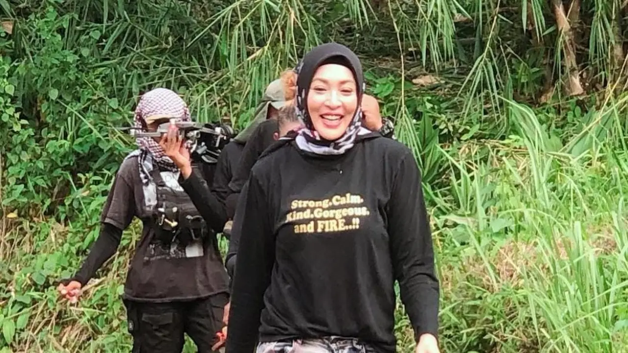 Angelina Sondakh ke sawah tanpa alas kaki