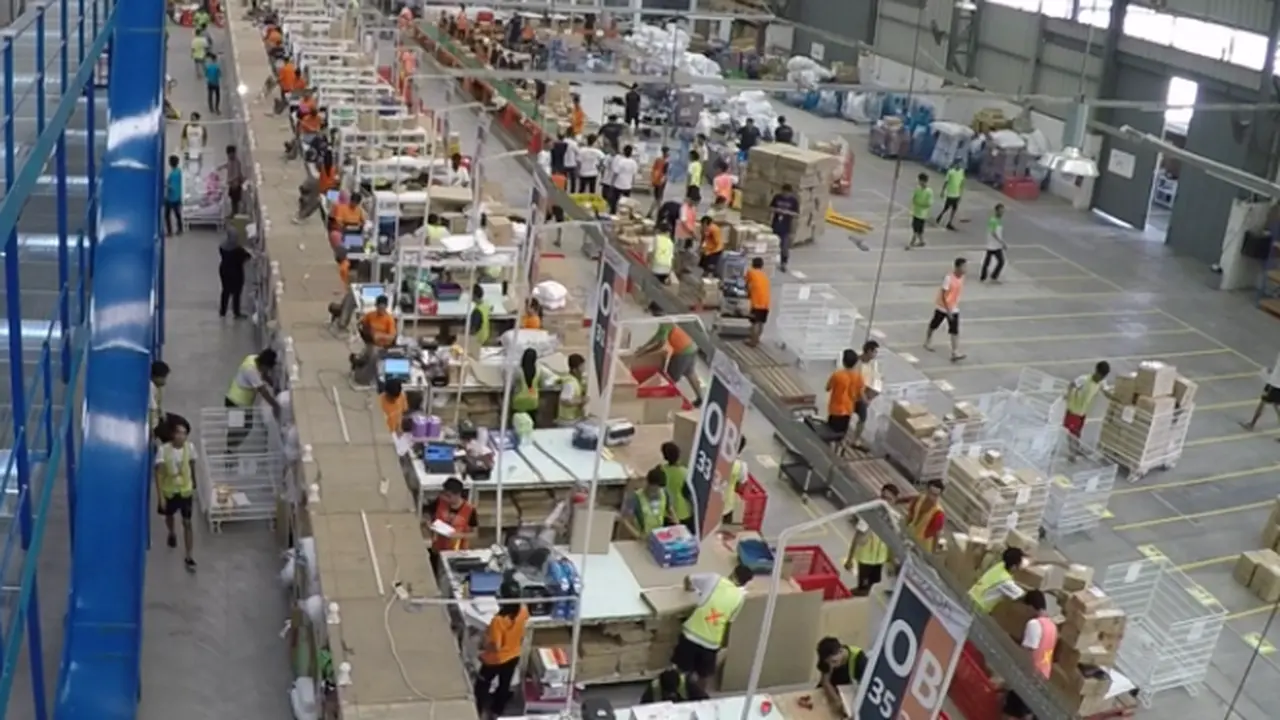 Kesibukan di Pusat Distribusi Lazada Indonesia