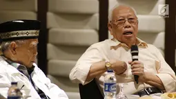 Mantan Ketua MA, Bagir Manan (kanan) memberi pandangan saat diskusi persoalan dualisme kepemimpinan di tubuh Dewan Perwakilan Daerah (DPD) RI di Jakarta, Rabu (13/2). (Liputan6.com/Helmi Fithriansyah)