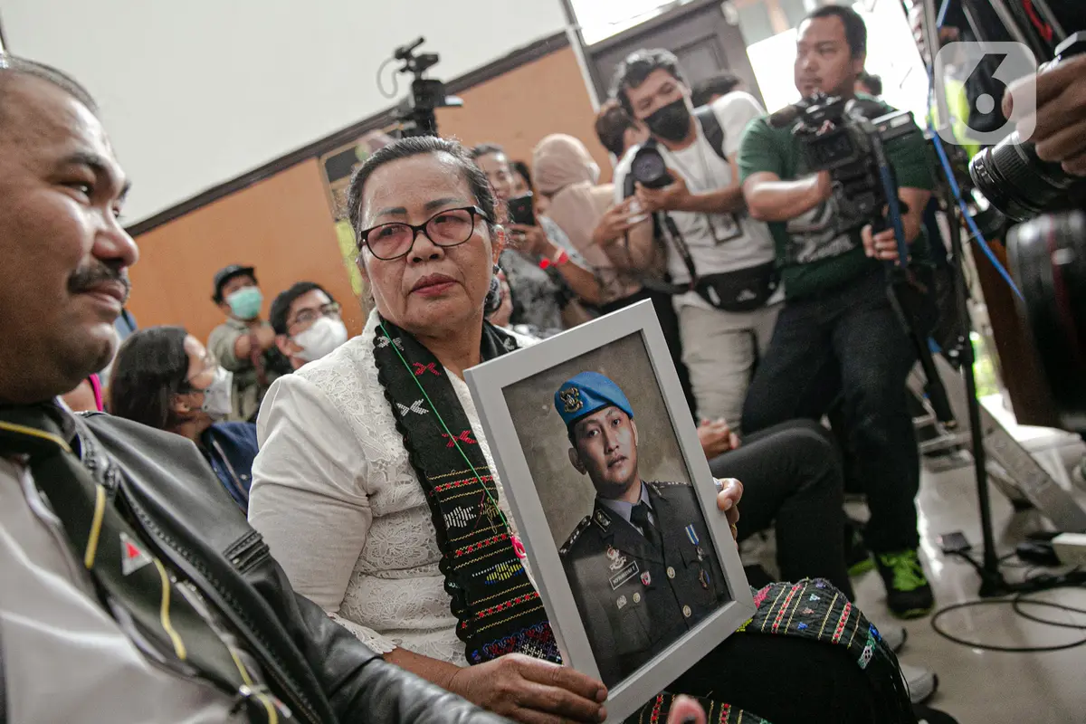Hadiri Sidang Vonis Ferdy Sambo, Ibunda Brigadir J Bawa Foto Sang Anak