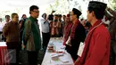 Menteri Dalam Negeri Tjahjo Kumolo berbincang dengan panitia TPS 31/32 Kelurahan Pondok Benda, Tangerang Selatan, (9/12). Mendagri mengingatkan bahwa Tangsel masih dinilai rawan sebagai tempat berkembangnya paham radikalisme. (Liputan6.com/Fery Pradolo)