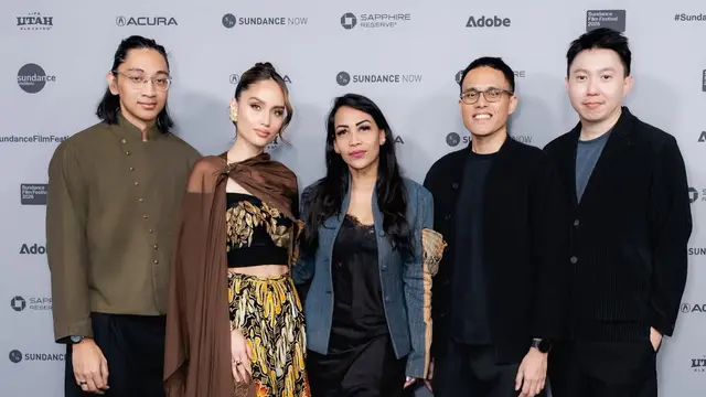 Cinta Laura di Sundance Film Festival dengan tampilan memerlihatkan identitas Indonesia. [@armanfebryan]