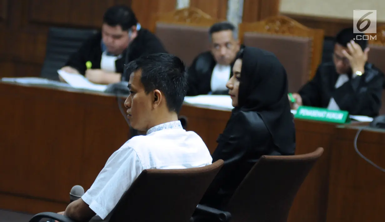 Bupati nonaktif Kutai Kartanegara, Rita Widyasari bersama Komisaris PT Media Bangun Bersama, Khairudin saat mengikuti sidang perdana di Pengadilan Tipikor, Jakarta, Rabu (21/2). Sidang mendengar dakwaan JPU. (Liputan6.com/Helmi Fithriansyah)