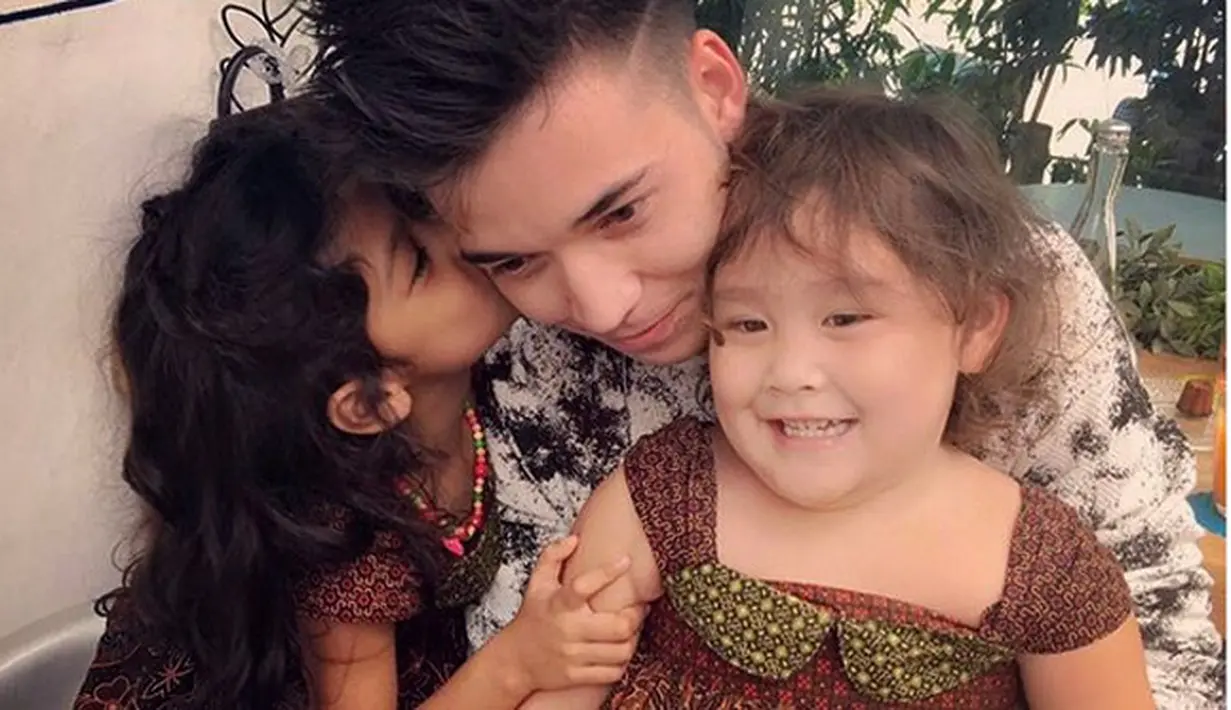 Pasangan Celine Evangelista dan Stefan William terlihat makin akrab. Setelah keduanya menjawab teka teki hubungannya, keduanya terlihat makin kompak. Begitu juga dengan Stefan bersama kedua putri Celine. (Instagram/celine_evangelista)