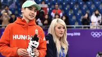 Mantan atlet Olimpiade dari Inggris, Elise Christie (kanan). (ARIS MESSINIS / AFP)