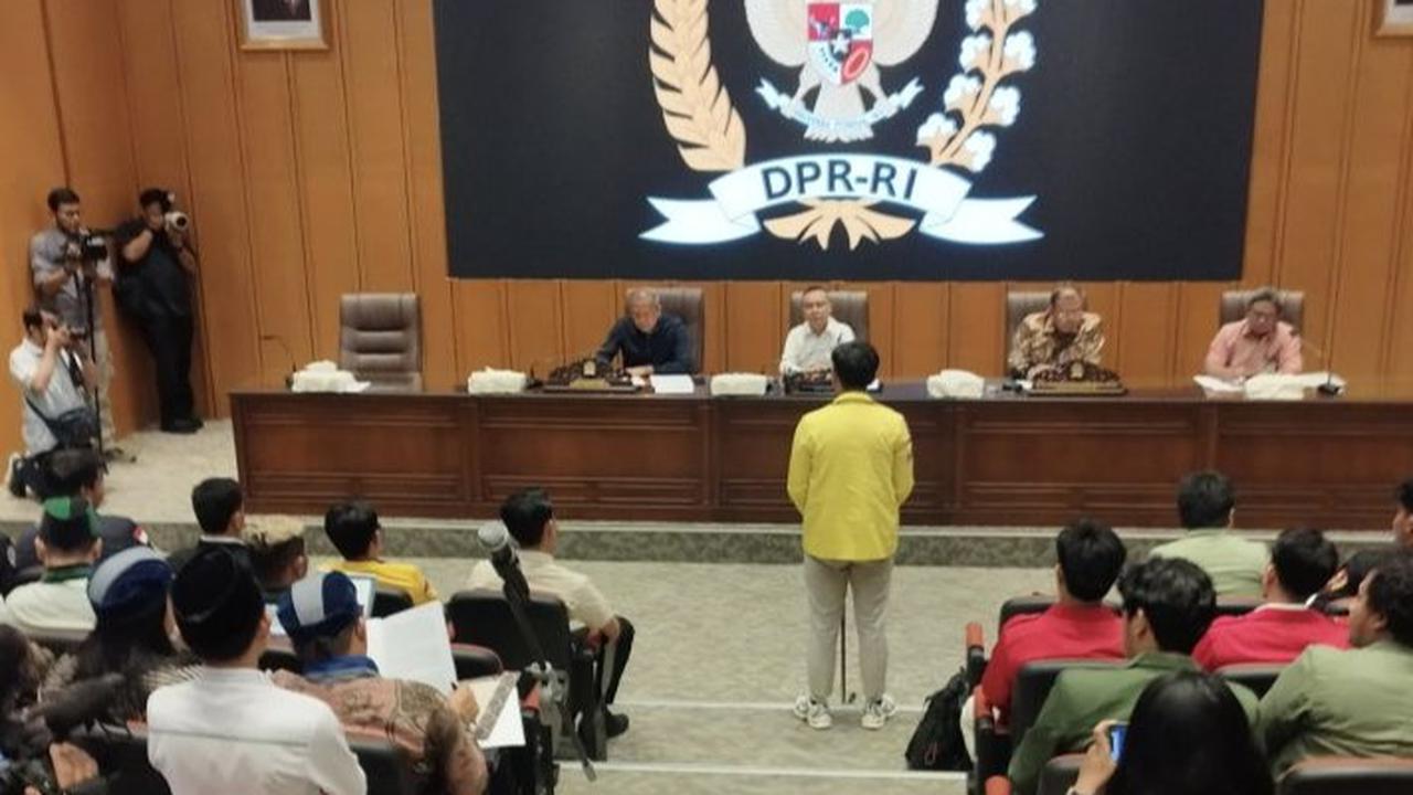Pasang Telinga Tatapan Serius, Ekspresi Sufmi Dasco Cs Terima Mahasiswa Dengarkan Daftar Tuntutan