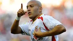 Sevilla's Ernesto Chevanton celebrates after scoring against Athletic de Bilbao during a Spanish league football match at the Sanchez Pizjuan stadium in Sevilla on October 5, 2008. AFP PHOTO/ CRISTINA QUICLER