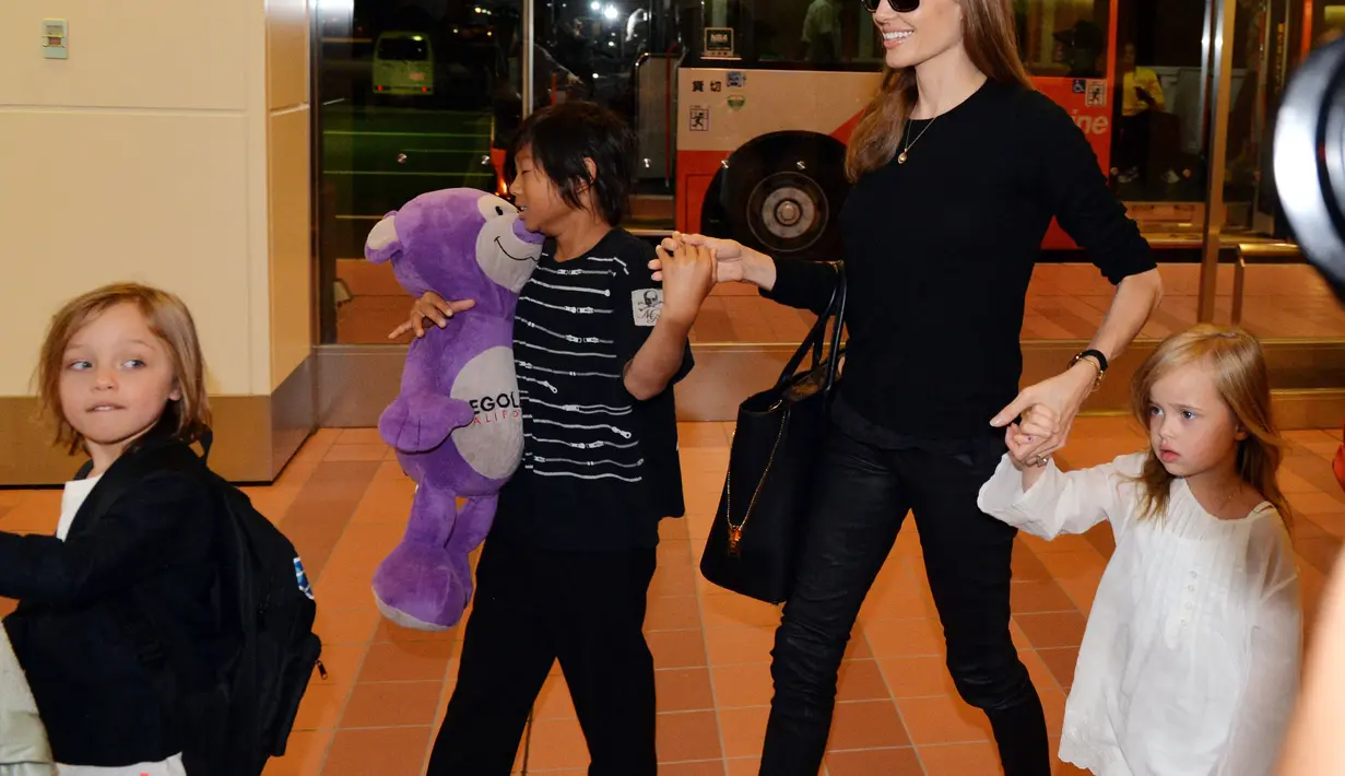 Di sisi lain, tersiar kabar bahwa dokumen yang diajukan oleh pihak Pitt berisi saran agar kedua anak tertua mereka, Maddox dan Pax tidak ikut andil dalam proses terapi ini. (AFP/Bintang.com)