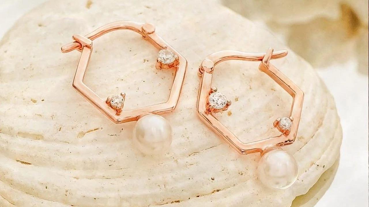 <b>4. Anting Emas Hexagon</b><br>