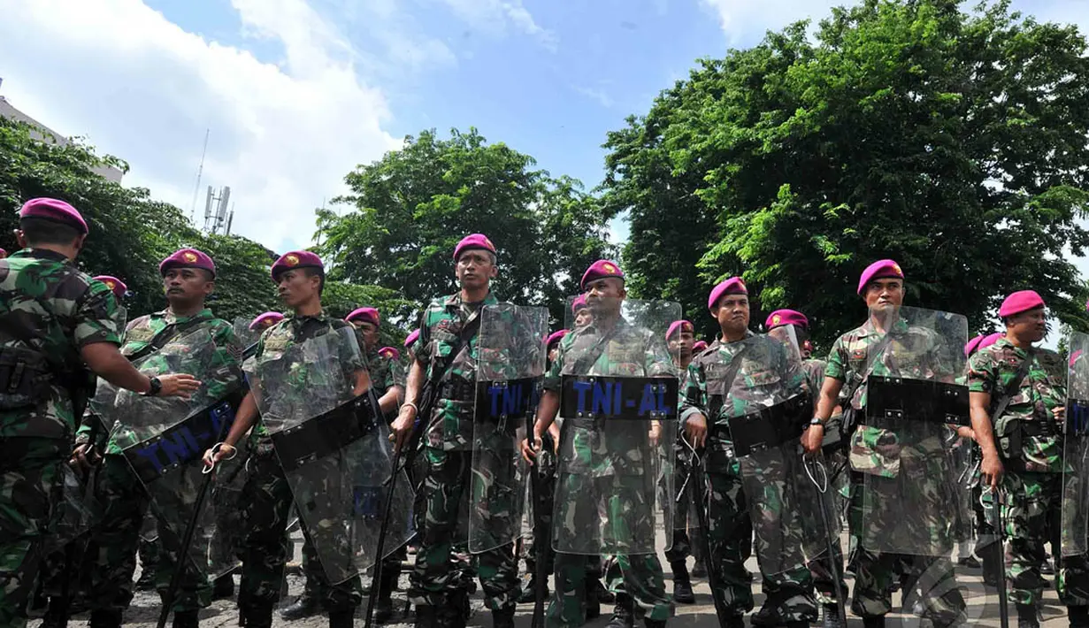 Puluhan anggota TNI AL menutup jalan saat eksekusi lahan di kompleks TNI AL, Boulevard, Kelapa Gading, Jakarta, Rabu (14/1). (Liputan6.com/Johan Tallo)