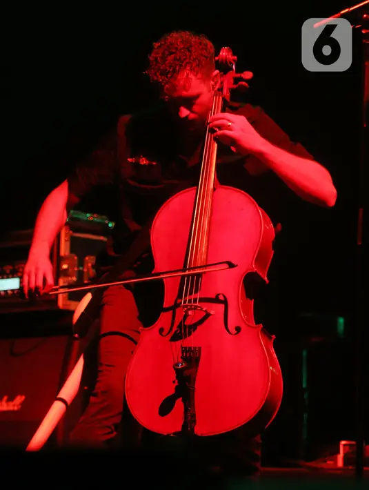 Bassist sekaligus cellist grup band One Republic Brent Kutzle saat tampil pada Woke Up Fest 2023 di Istora Senayan, Jakarta, 25 Februari 2023. Band beraliran pop rock asal Amerika Serikat tersebut tampil memukau dengan membawakan sejumlah lagu di antaranya Secrets dan Good Life dari album Waking Up. (Kapanlagi.com/Bambang E. Ros)