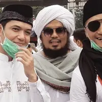 "smoga istiqomah mbak jgn takut rezeki berkurang stelah berhijab..salut buat@ariekuntung ttp istiqomah kang," tulis yuniar.raskha88. "@fenitarie 😍😍 cantik skli.. keep istiqomah ya mba.. salut utk mas @ariekuntung 👍👍," tulis lapetitemila. (ariekuntung)