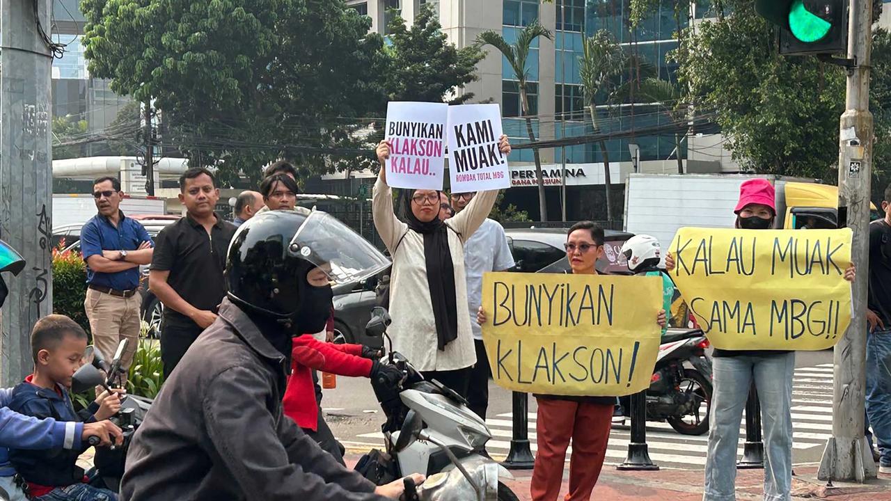 FOTO: MBG Watch Gelar Aksi Desak Pembenahan Program Makan Bergizi Gratis