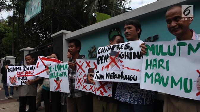 Massa penyandang disabilitas saat menggelar aksi di kantaro MUI, Jakarta, Rabu (14/11). Aksi mereka untuk menyikapi pernyataan cawapres nomor urut 01, Ma'ruf Amin yang mengatkan 