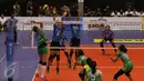 Pemain Jakarta Elektrik PLN berusaha memblok serangan dari pemain Gresik Petrokimia pada pertandingan Proliga 2017 di Gor Sritex Arena, Solo (8/4). Jakarta Electrik PLN menang dengan skor 3-0 (25-22, 25-20, 25-14). (Liputan6.com/Gempur M. Surya)