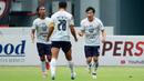 Pemain Rans Nusantara FC, Mitsuru Maruoka (kanan) melakukan selebrasi setelah mencetak gol ke gawang Persija Jakarta pada laga BRI Liga 1 di Stadion Patriot Candrabhaga, Bekasi, Jumat (3/2/2023). Rans Nusantara FC kalah dengan skor 1-3. (Bola.com/M Iqbal Ichsan)