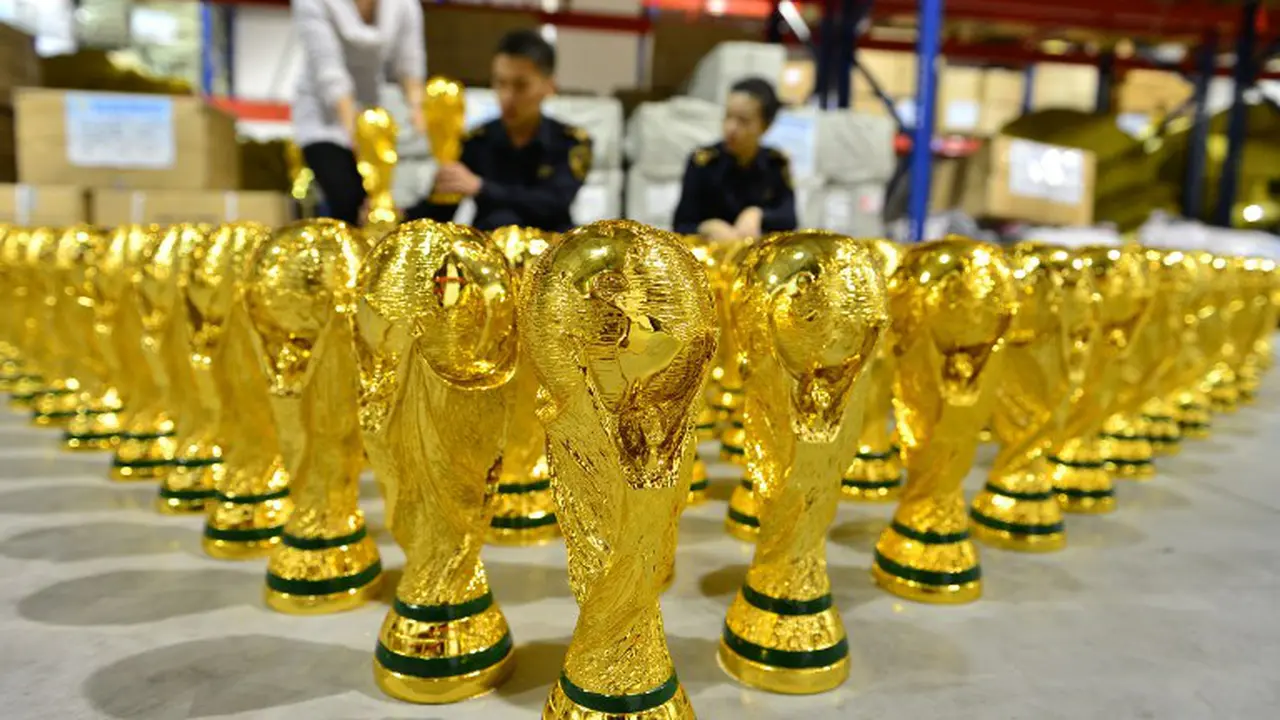[FOTO] 1.020 Replika Piala Dunia Disita Polisi China